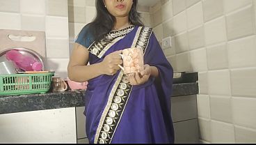 desi bhabhi kitchen me chai pi rahi thi tabhi uska padosi ne akar choda