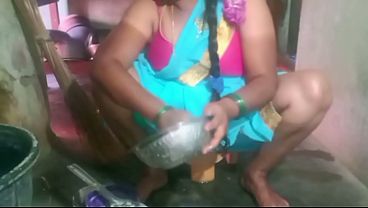 Indian sexy aunty plate cleaning video